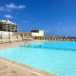 Apartamento Modern Seafront 2br W/pool By Arcocollection *