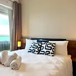 Modern Seafront 2br W/pool By Arcocollection Apartamento
