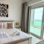 Modern Seafront 2br W/pool By Arcocollection Apartament
