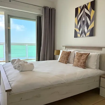 Modern Seafront 2br With Pool By Arcocollection