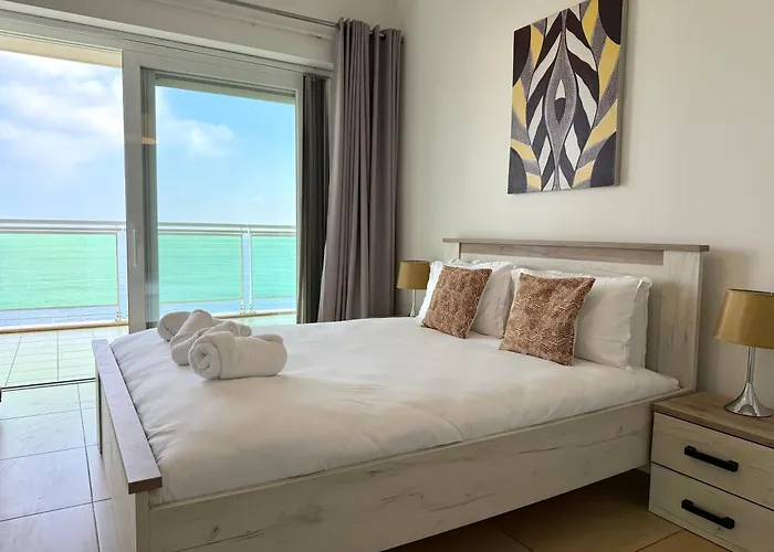 Modern Seafront 2br With Pool By Arcocollection